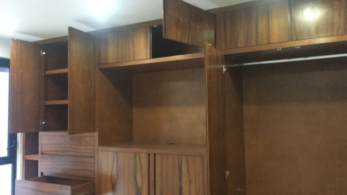 DETALLE CLOSET ABIERTO homify Closets de estilo moderno Madera Acabado en madera