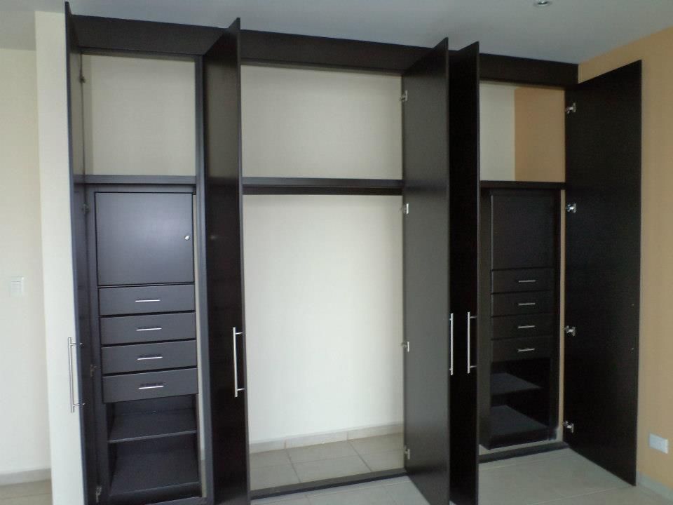 CLOSETS, DLR ARQUITECTURA/ DLR DISEÑO EN MADERA DLR ARQUITECTURA/ DLR DISEÑO EN MADERA ห้องแต่งตัว ไม้ Wood effect ที่เก็บของ