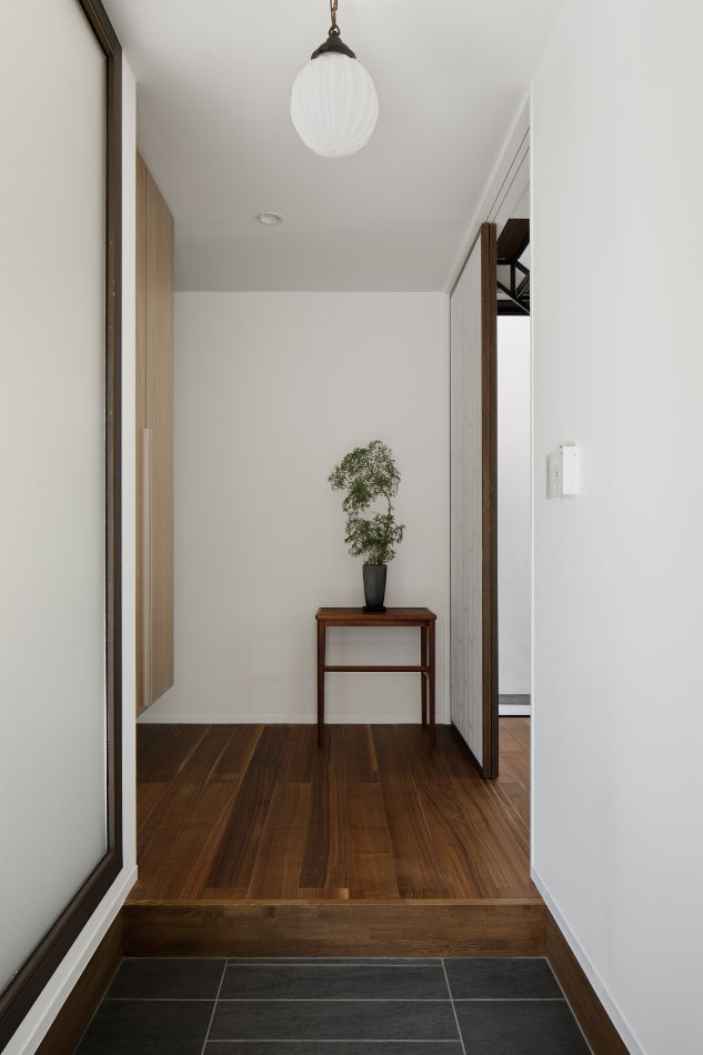 047国立Nさんの家, atelier137 ARCHITECTURAL DESIGN OFFICE atelier137 ARCHITECTURAL DESIGN OFFICE Modern corridor, hallway & stairs Wood Wood effect