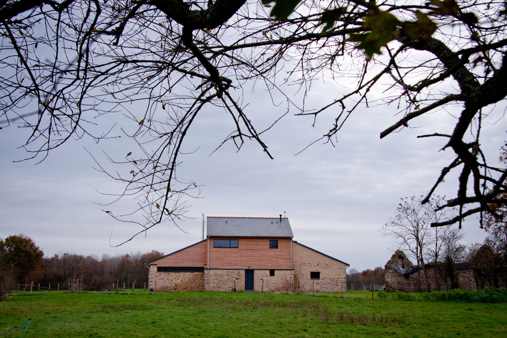 Habiter la ruine, Atelier Claire Dupriez Atelier Claire Dupriez Modern houses