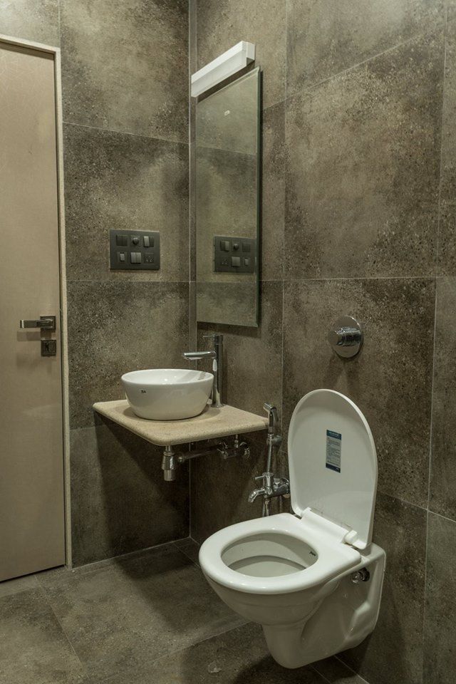 Rishi Villa - Pune, Aesthetica Aesthetica Modern bathroom Brown,Plumbing fixture,Property,Mirror,Toilet seat,Bathroom,Sink,Bathroom sink,Toilet,Purple