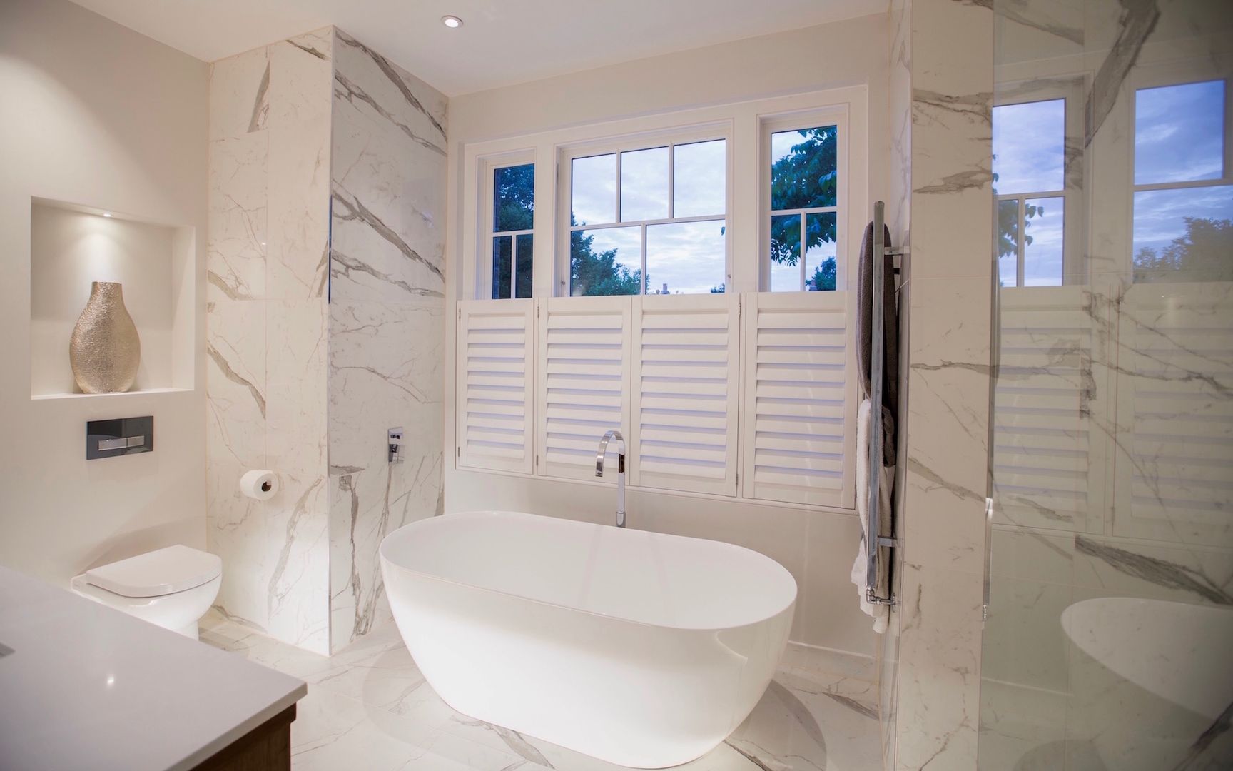 Barnes: Master Bedroom Ensuite homify Modern Bathroom marble,freestanding bath,bath,bathroom lighting,bathroom floor,bathroom furniture,shutters,master ensuite,ensuite bathroom,ensuite