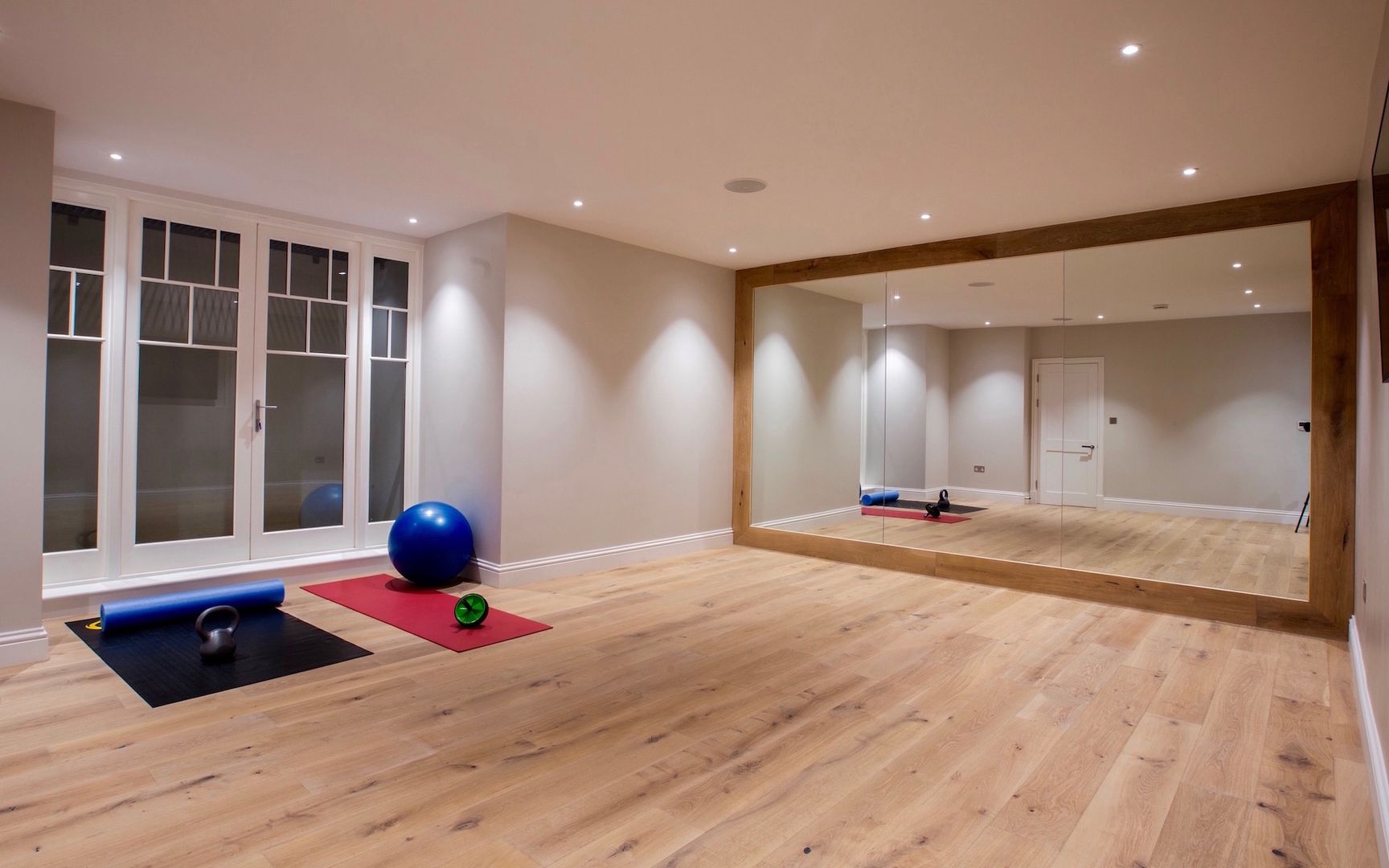 Barnes: Gym homify Modern gym gym,home gym,gym mirror,basement gym