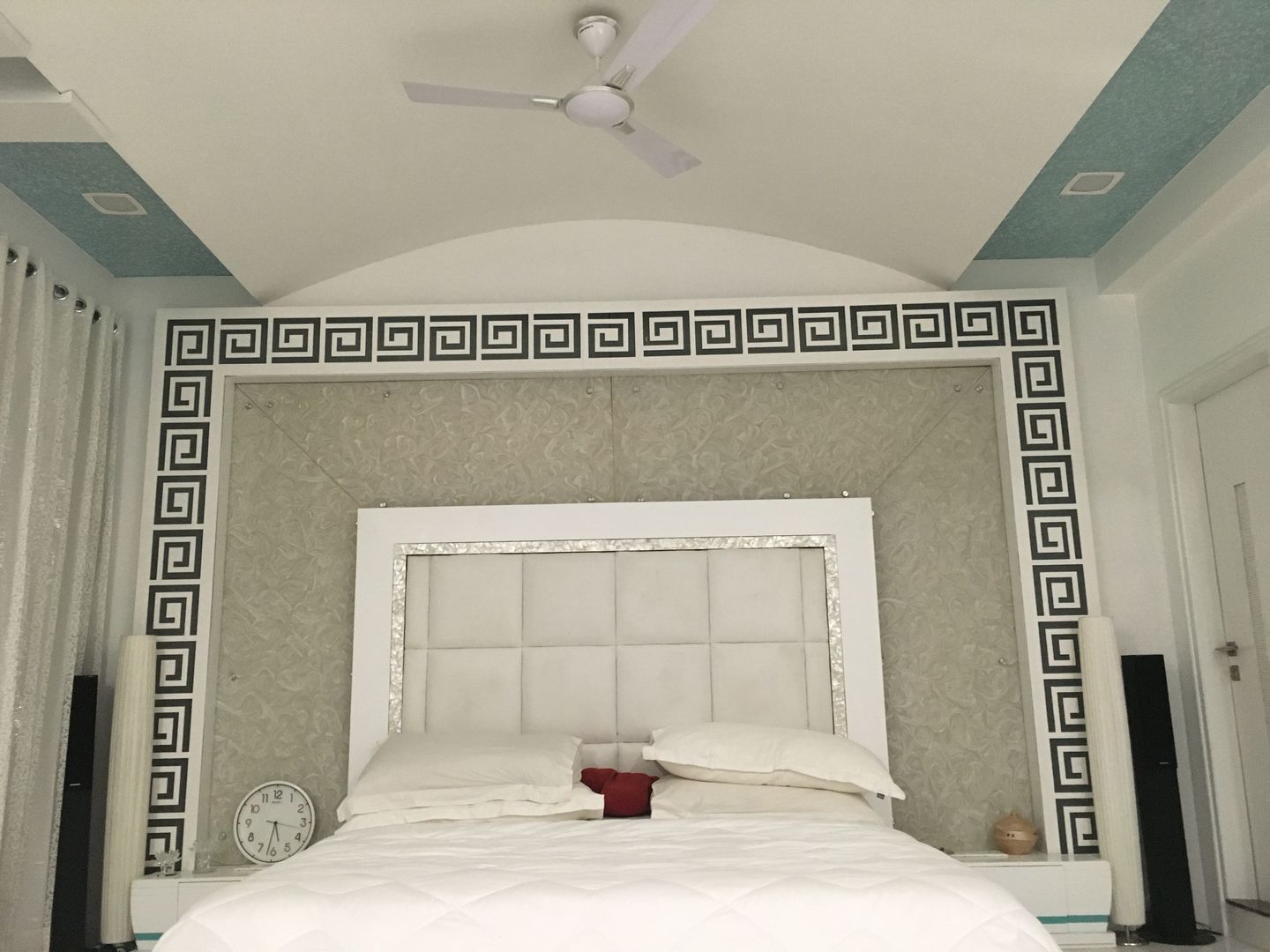 White bed in correan SA Architects Modern style bedroom Wood Wood effect Beds & headboards