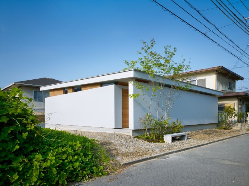 中庭のある平屋（コートハウス） / House in Sekiya, 藤原・室 建築設計事務所 藤原・室 建築設計事務所 Nowoczesne domy