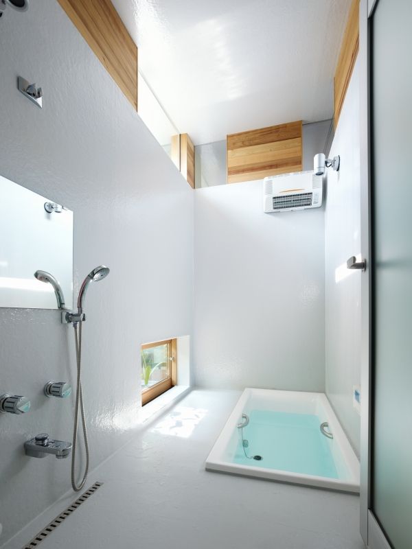 中庭のある平屋（コートハウス） / House in Sekiya, 藤原・室 建築設計事務所 藤原・室 建築設計事務所 Modern bathroom