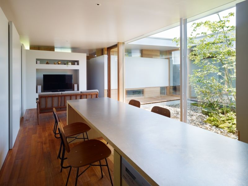 中庭のある平屋（コートハウス） / House in Sekiya, 藤原・室 建築設計事務所 藤原・室 建築設計事務所 Вітальня