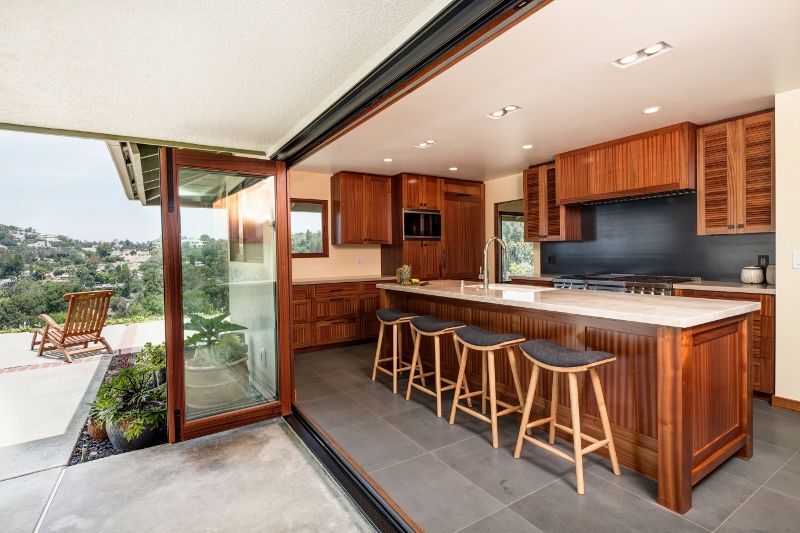 Sapele House, LeMaster Architects LeMaster Architects Tropical style kitchen