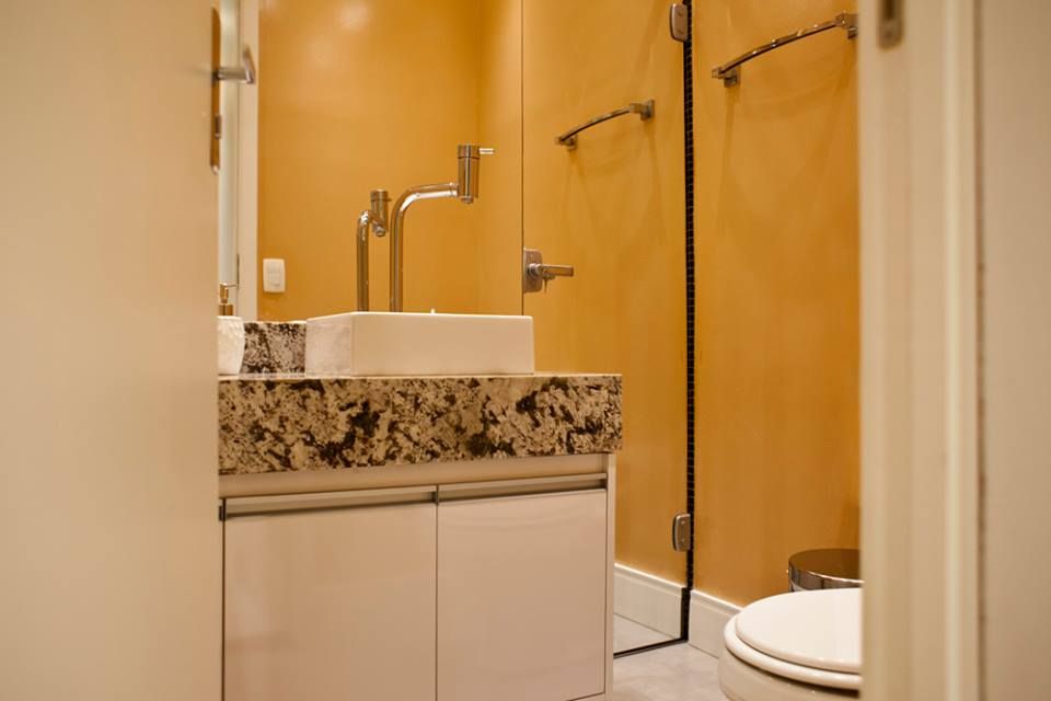 Projeto Residencial, V.ARQ HOME V.ARQ HOME Banheiros ecléticos banheiro,amarelo,laranja,granito,lavabo