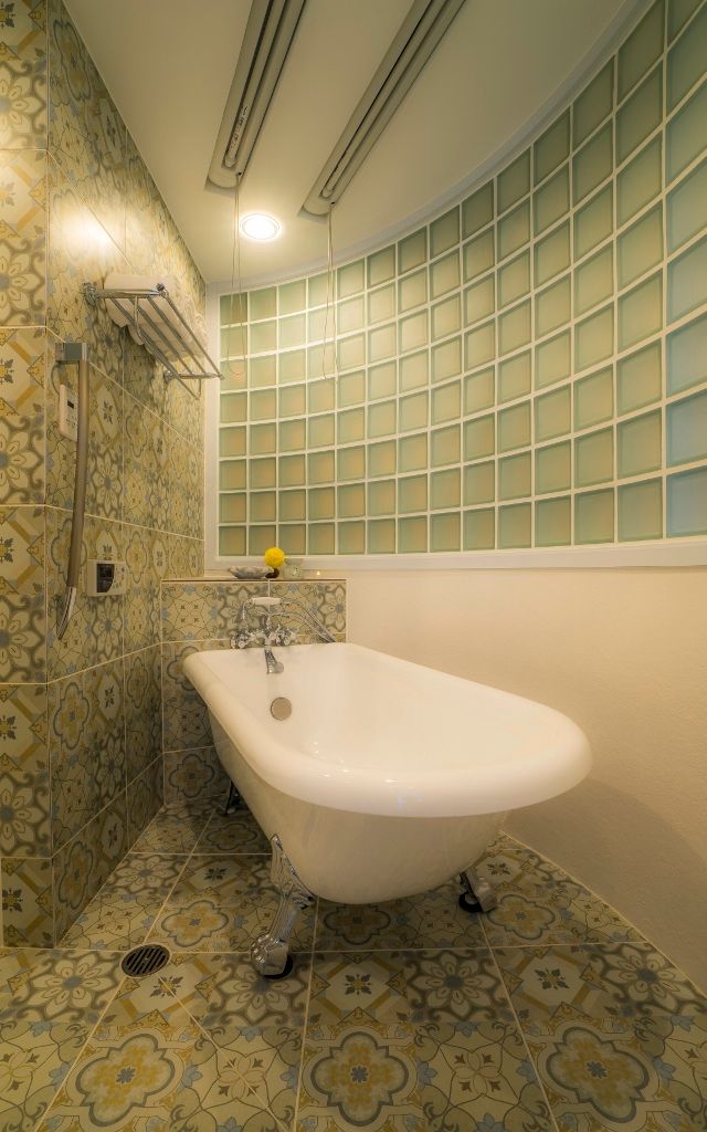 海外の思い出がつまったアーチと曲線をモチーフにした個性的な住まい, QUALIA QUALIA Eclectic style bathroom