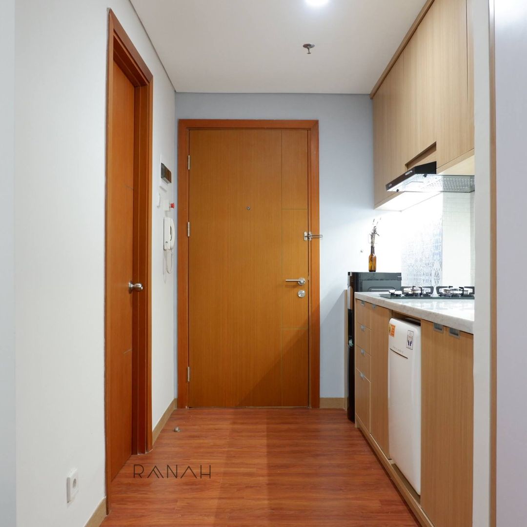 Studio Apartment - Woodland Park Kalibata, RANAH RANAH 미니멀리스트 복도, 현관 & 계단