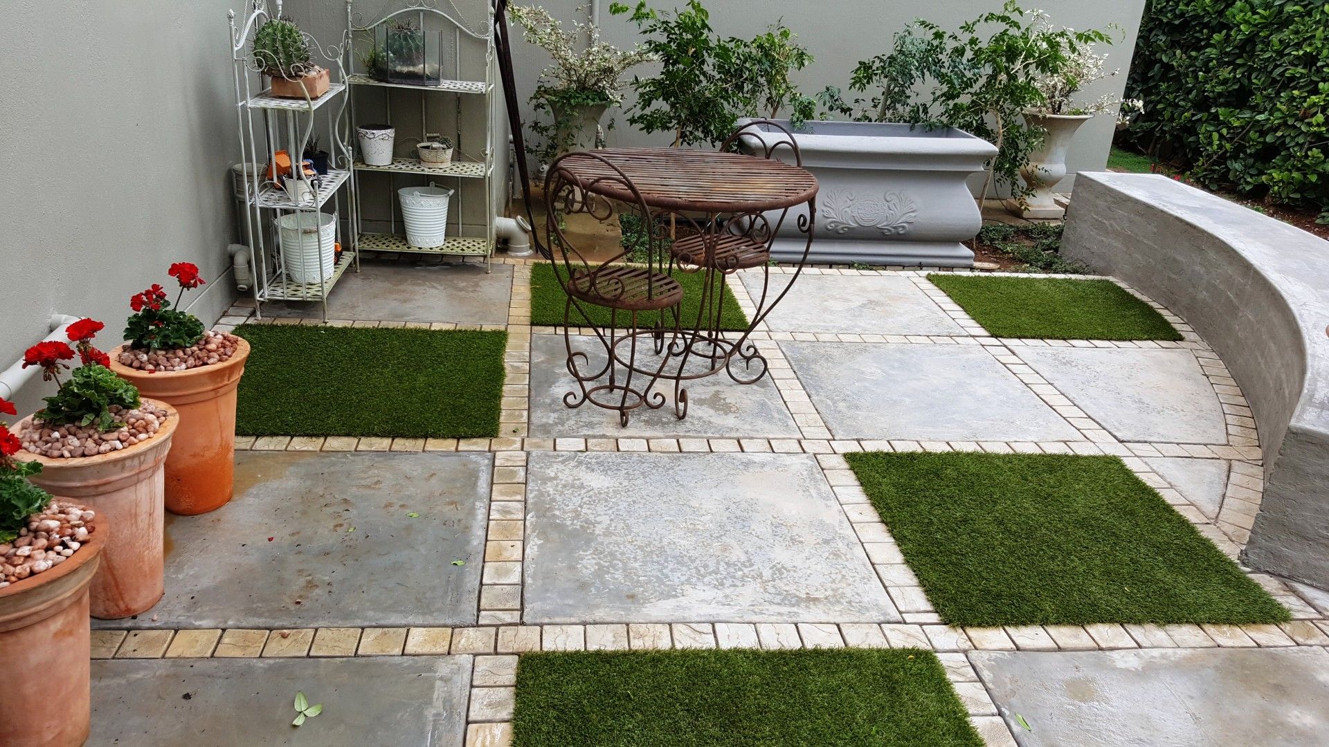 Gorgeous Gardens Balcone, Veranda & Terrazza in stile moderno