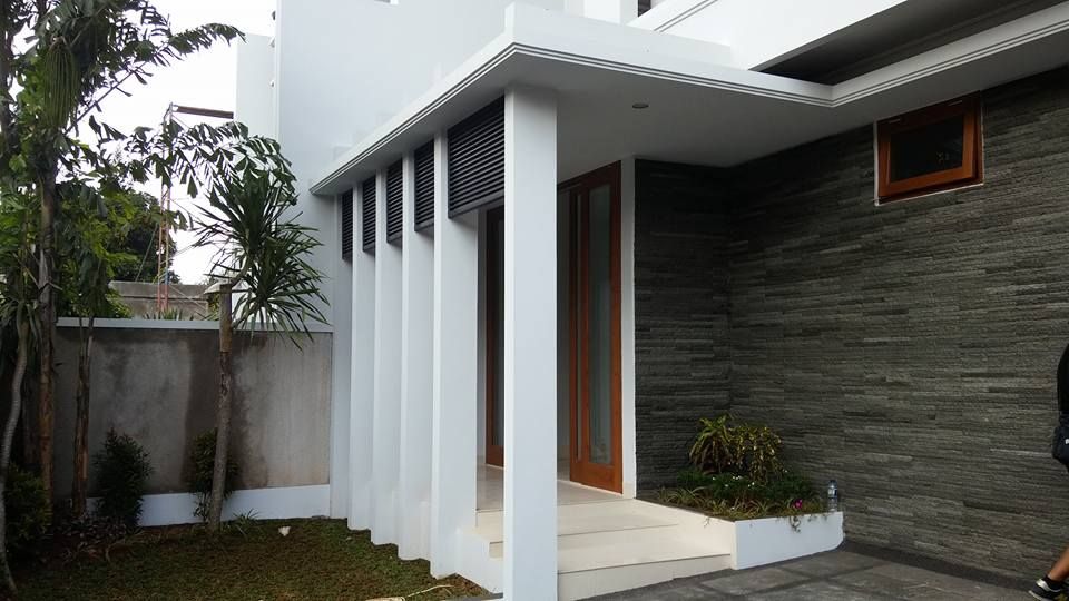 Rumah Bergaya Bali Modern di Cinere, Studio JAJ Studio JAJ Balcones y terrazas tropicales