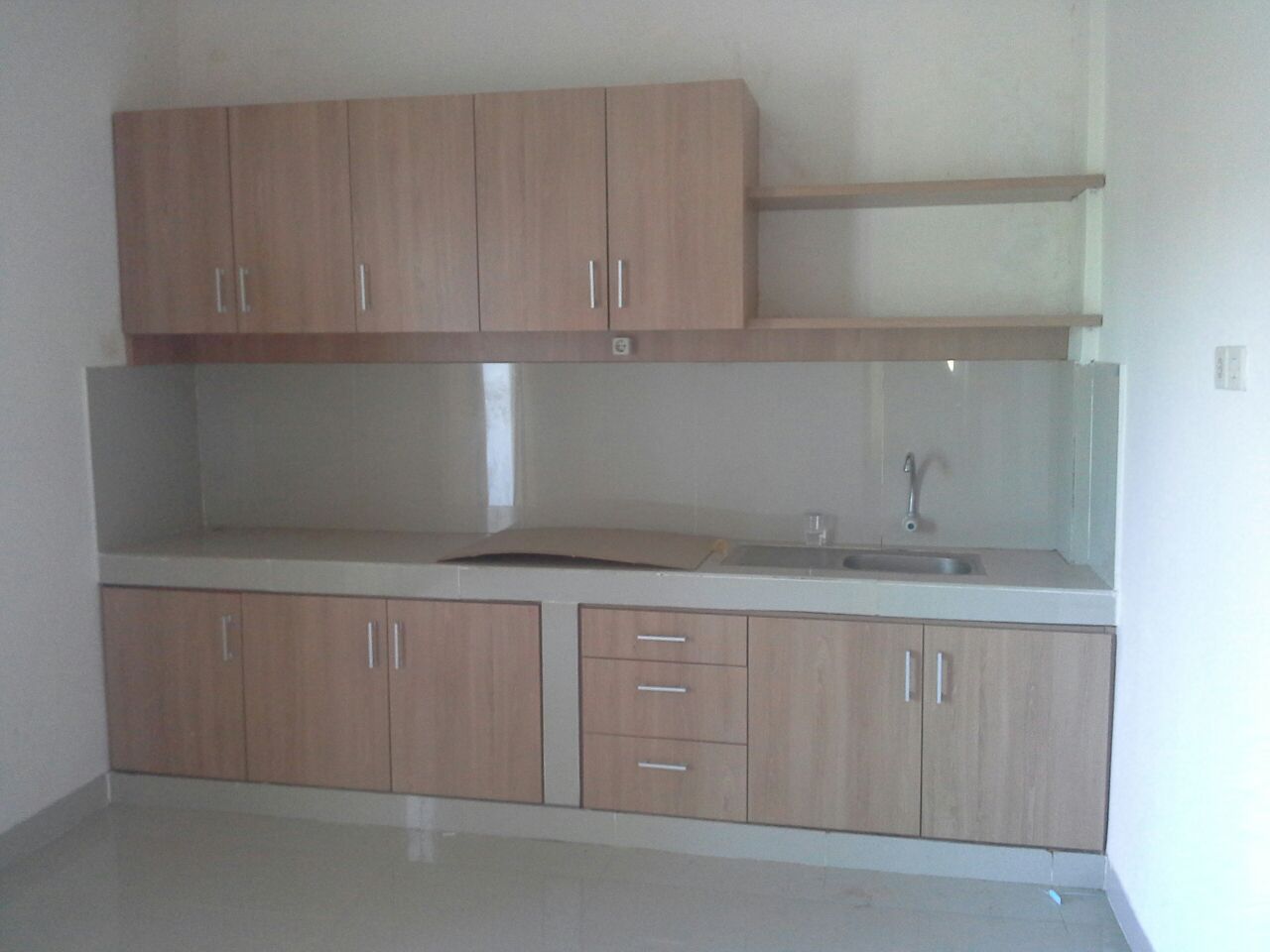 Project Desain Apartment IB Ariwangsa, Denpasar, Studio JAJ Studio JAJ トロピカルデザインの キッチン