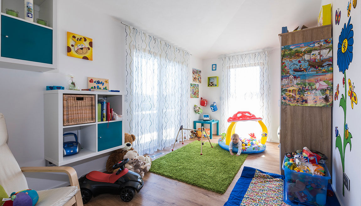 Kinderzimmer mit bodentiefen Fenstern KitzlingerHaus GmbH & Co. KG Moderne Kinderzimmer Kinderzimmer,KitzlingerHaus,Fertighaus,Kleinkind