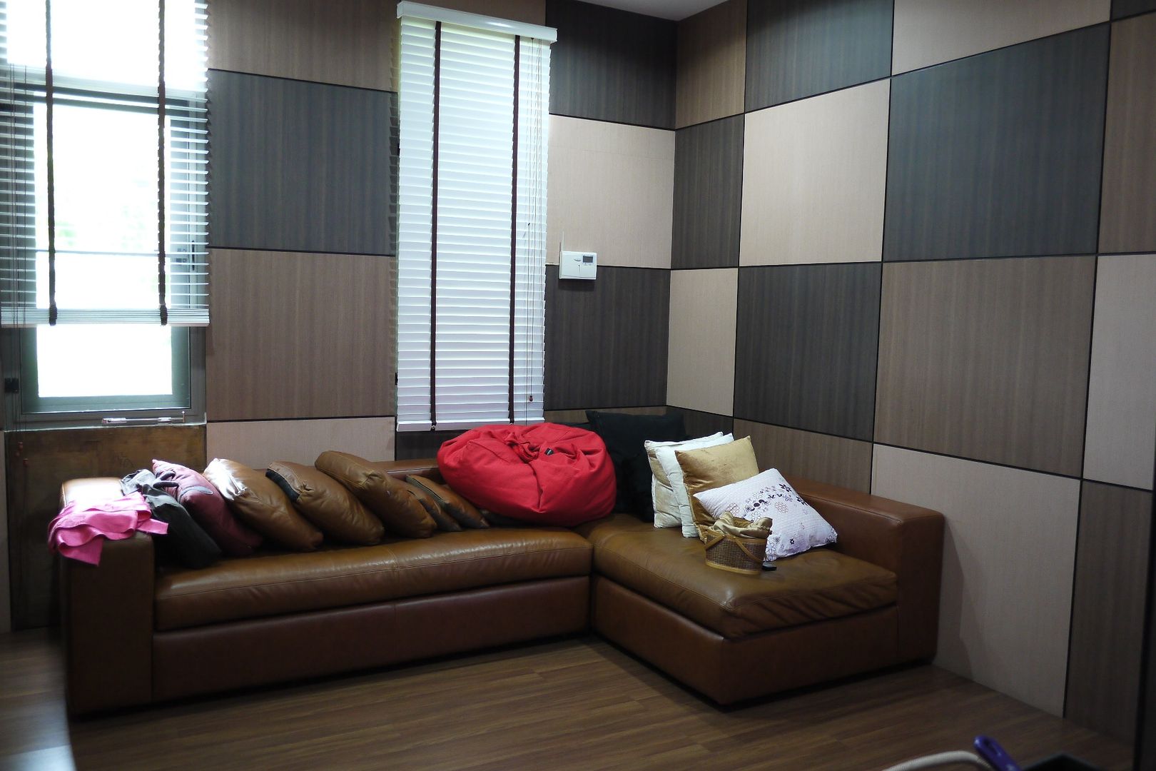 Taling-Chan Residence, Aim Ztudio Aim Ztudio オリジナルデザインの 多目的室