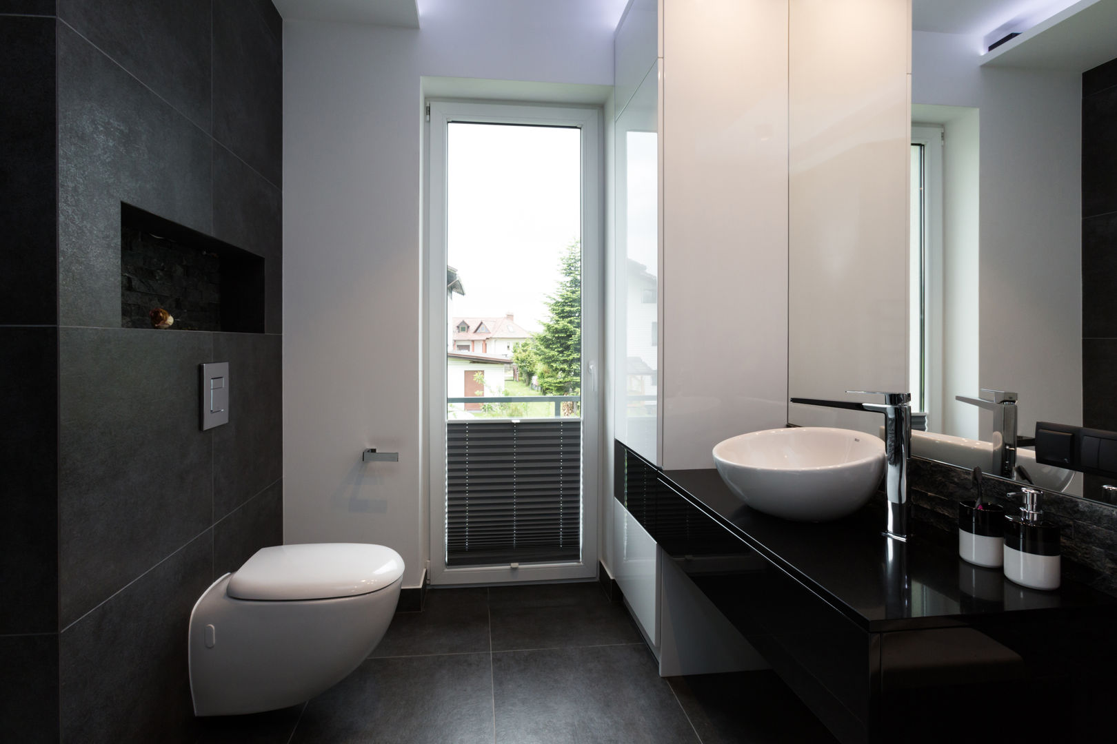 Dom monochromatyczny - realizacja, in2home in2home Minimalist style bathroom