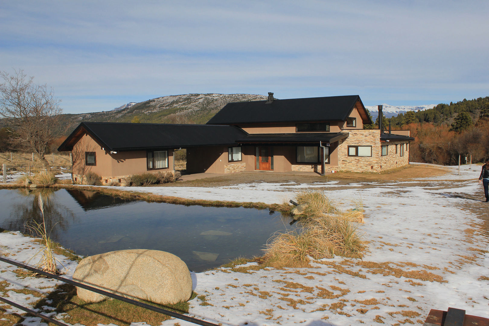 Frente homify Casas rústicas