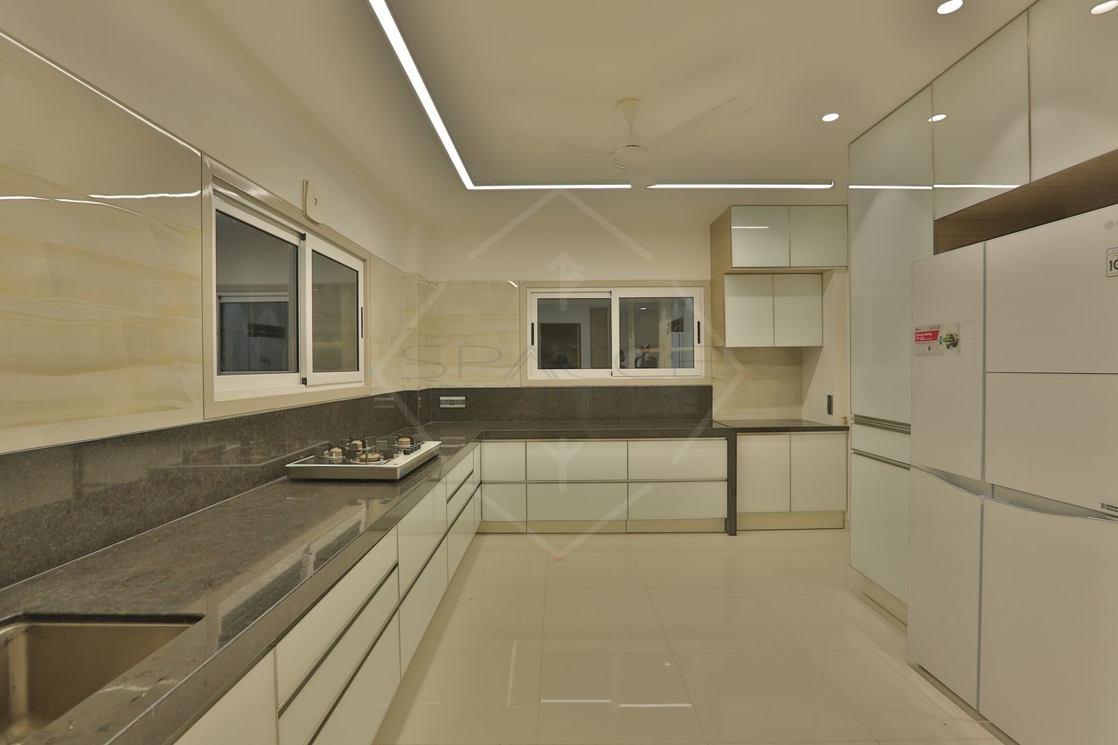 SKY DECK, SPACCE INTERIORS SPACCE INTERIORS Asian style kitchen