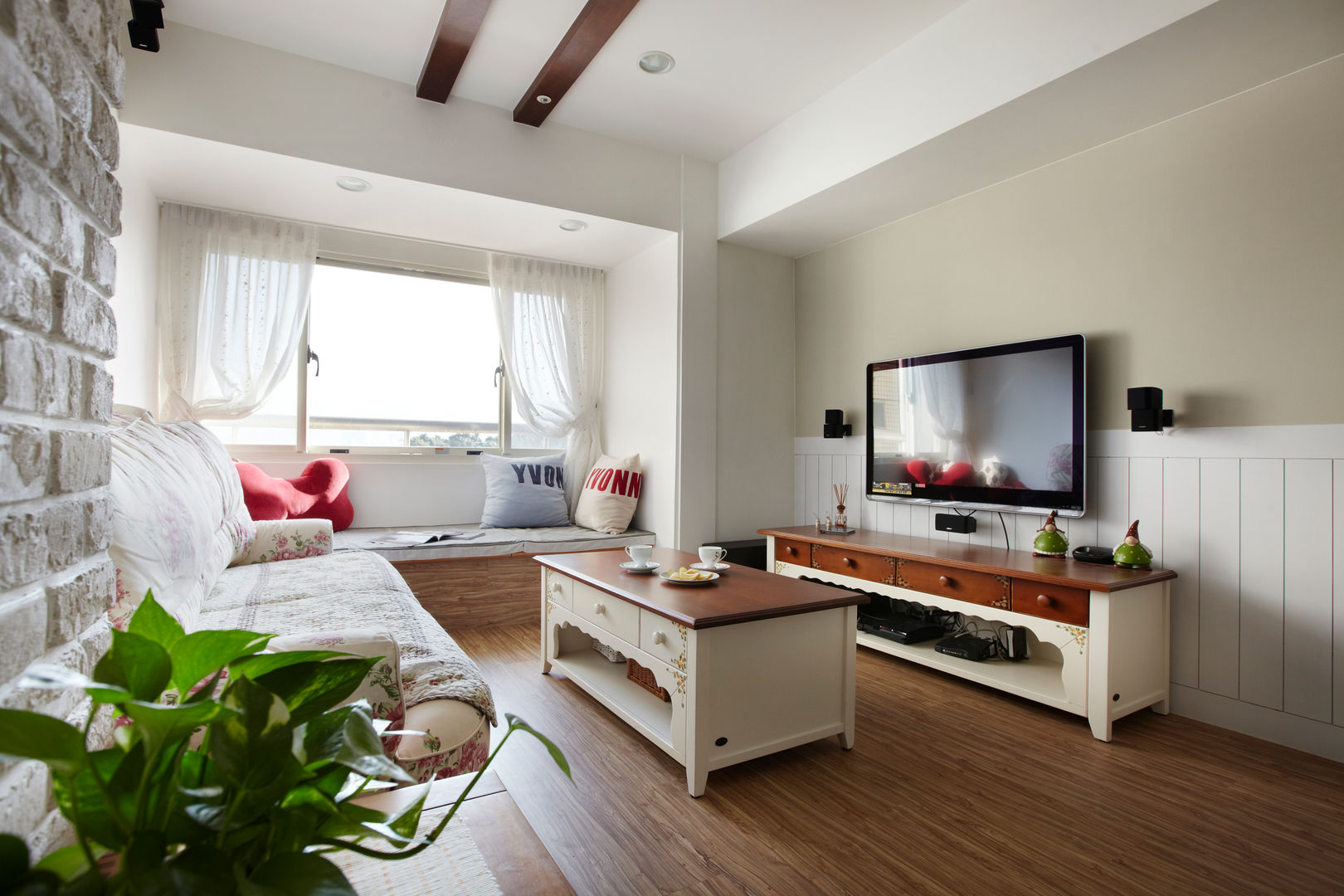 木作搭配色調營造輕盈與休閒感 弘悅國際室內裝修有限公司 Country style living room Wood Wood effect