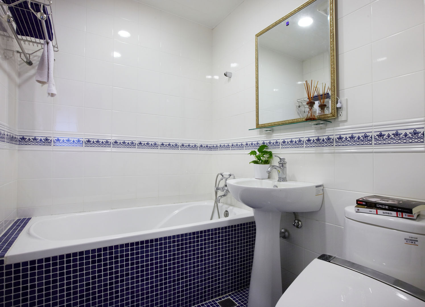 homify Baños de estilo mediterráneo Azulejos