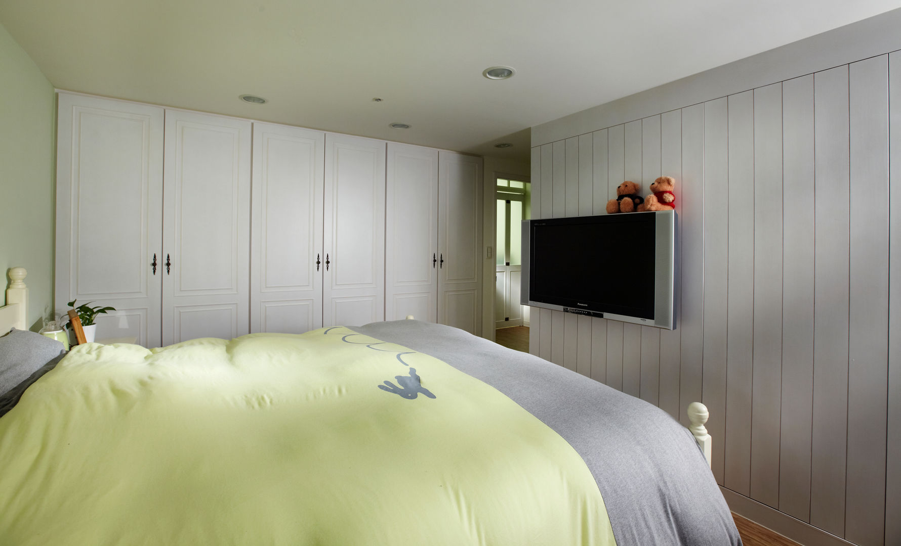 簡簡單單的線條比較多，在整體空間中卻不顯得繁複，在這樣的空間中才能夠好好的休息 弘悅國際室內裝修有限公司 Country style bedroom Plywood