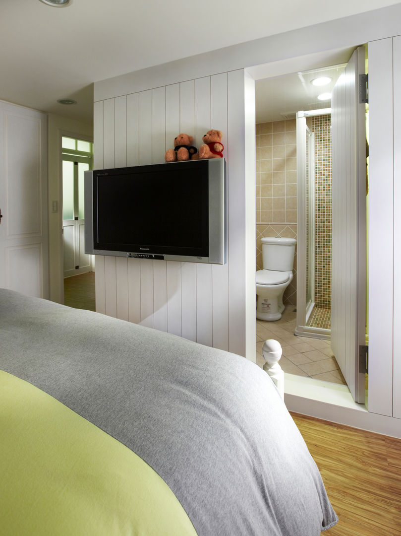 一個簡單的細節就能夠把浴室躲起來，不需要使用的時候就好好的隱藏起來吧 弘悅國際室內裝修有限公司 Country style bedroom Plywood