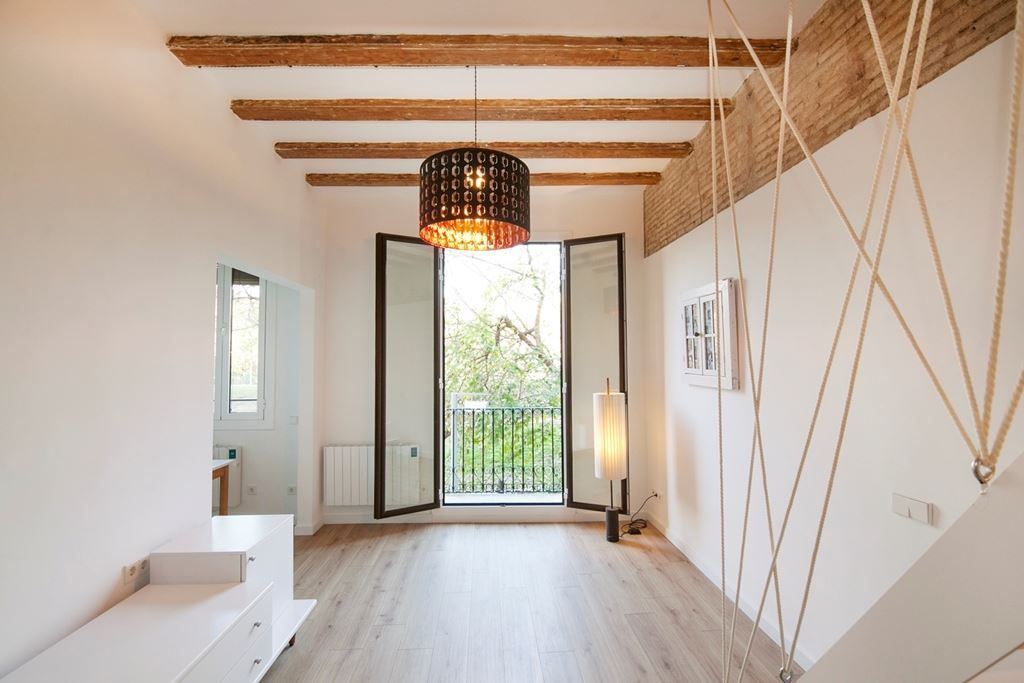 Loft en el Raval, Silvia R. Mallafré Silvia R. Mallafré Phòng khách phong cách tối giản