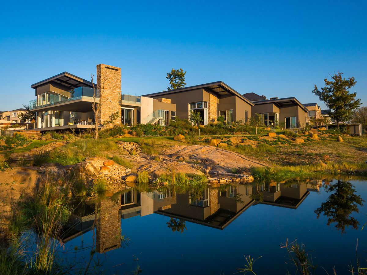 500 square meter home in Waterfall Country Estate, Luc Zeghers Architects Luc Zeghers Architects