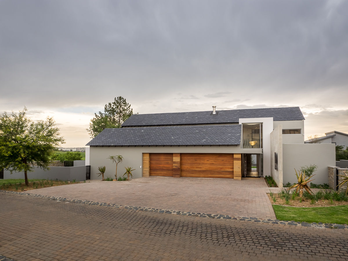 600 square meter home in Waterfall Country Estate, Luc Zeghers Architects Luc Zeghers Architects