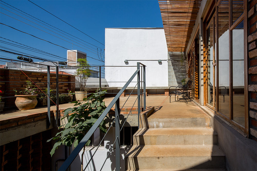 Casa Rua Madalena Grupo Garoa Arquitetos associados Varandas, alpendres e terraços modernos Madeira Efeito de madeira