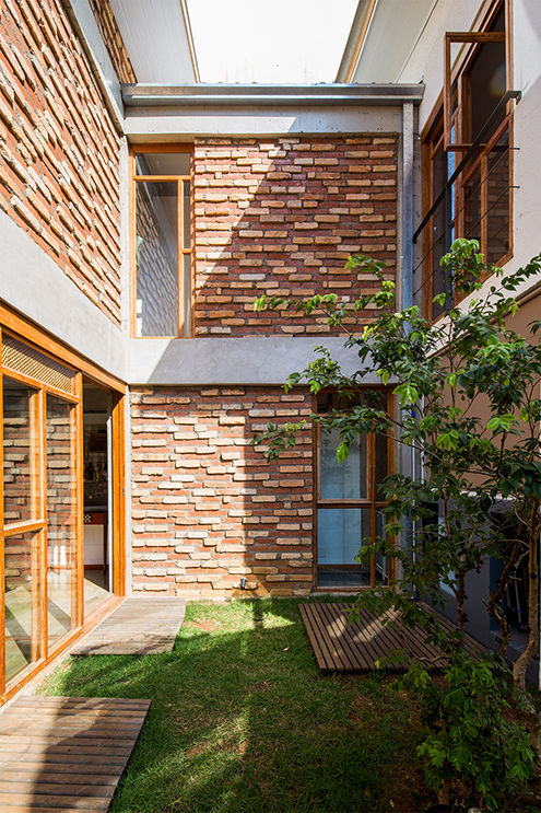 Casa Rua Madalena, Grupo Garoa Arquitetos associados Grupo Garoa Arquitetos associados Modern garden Bricks