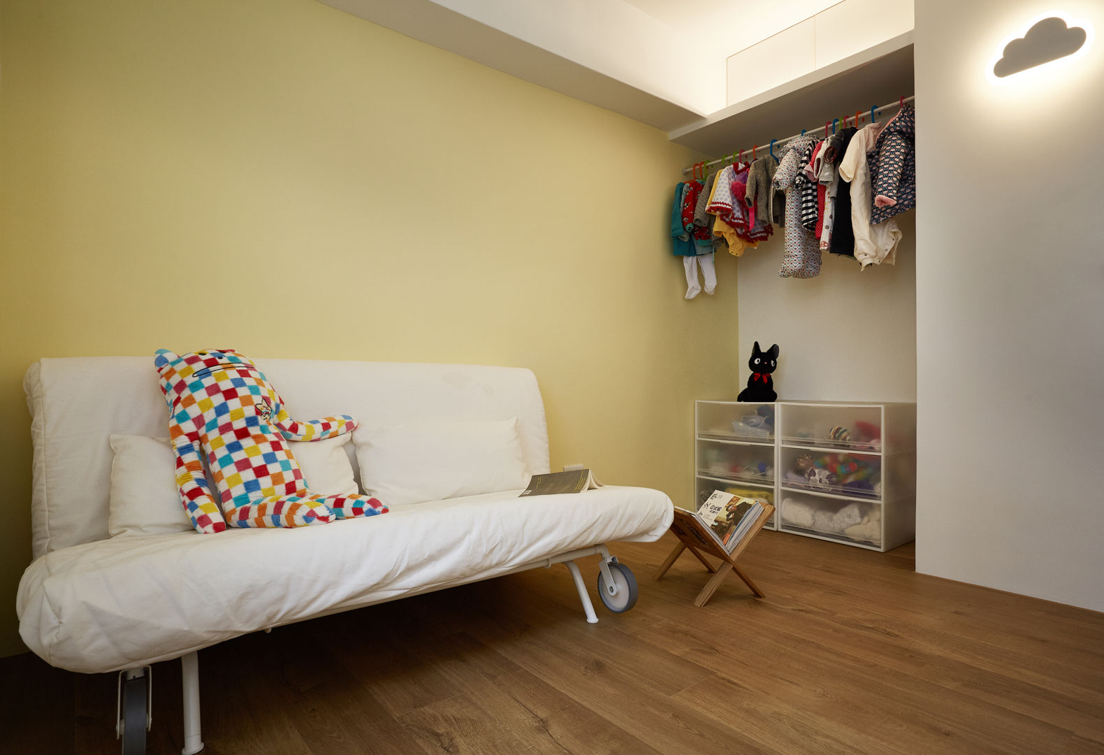 為了成長而預留的空白，使用簡單的傢俱滿足目前的使用需求，未來更能依照狀況調整 弘悅國際室內裝修有限公司 Modern nursery/kids room Concrete