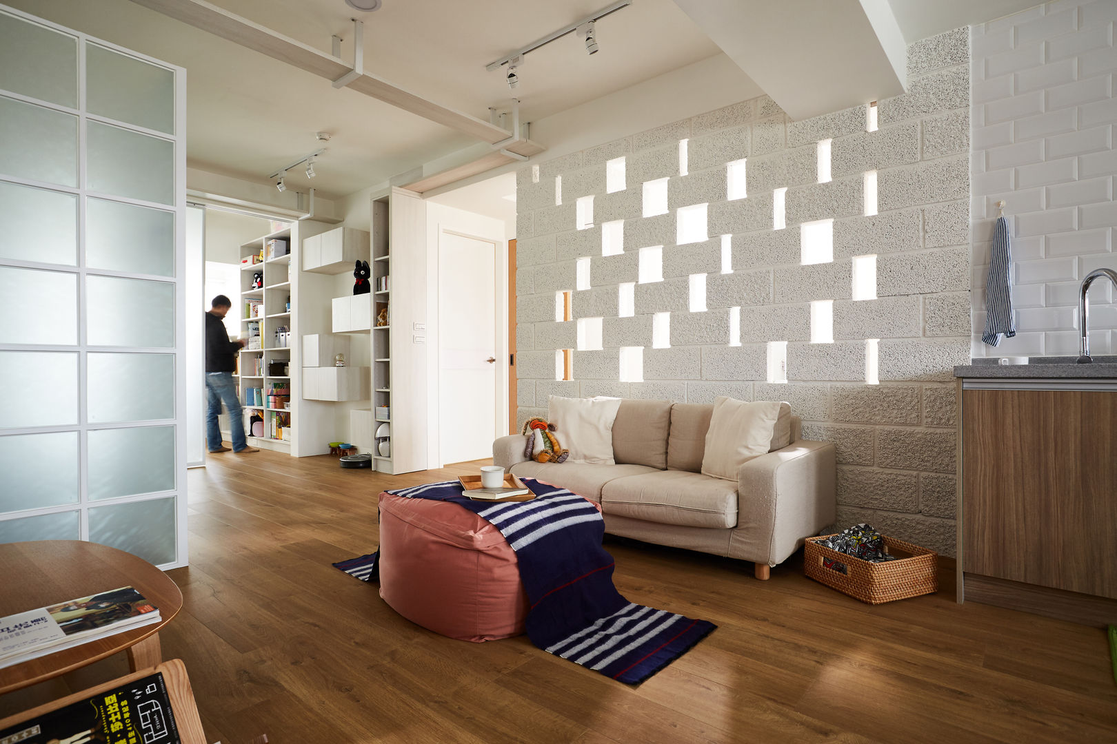 另一種光線的呈現營造不同的居家氛圍 homify Living room Bricks