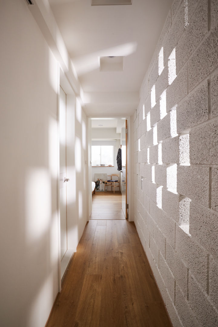 反過來的光線鋪陳增添另一面不同的情趣 homify Modern corridor, hallway & stairs Bricks