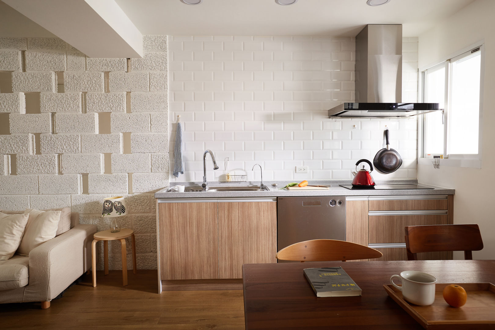 簡潔俐落的廚房滿足一家三口四隻貓的使用需求 homify 現代廚房設計點子、靈感&圖片 OSB