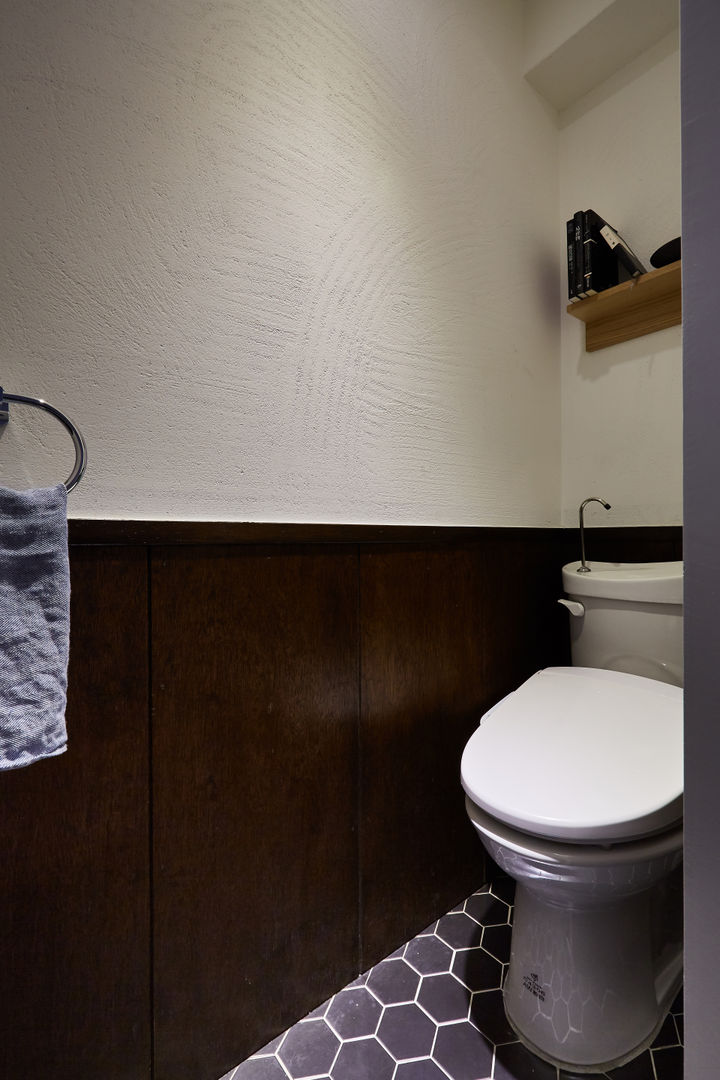 這是一個純日式衛生間的概念，粗糙的牆面相同的呼應了光影的紋路 homify Modern style bathrooms Plywood