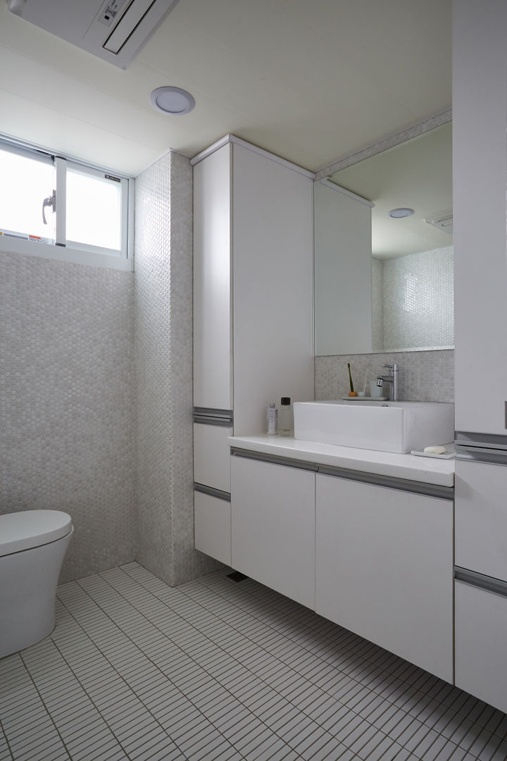 不同形狀的純白磁磚營造清爽潔淨的衛浴空間 homify Modern bathroom Tiles