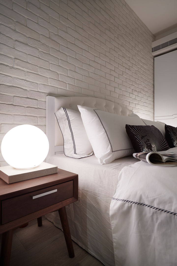 現代燈飾與古典床背搭配木製邊桌別有一番風味 homify Modern Bedroom Glass Lighting