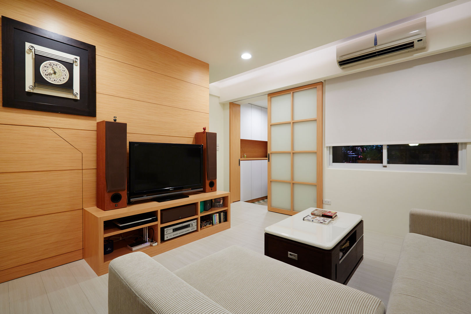 因為喜歡木頭溫潤的質感，所以電視櫃只有簡單的單一色系 homify Living room Wood Wood effect