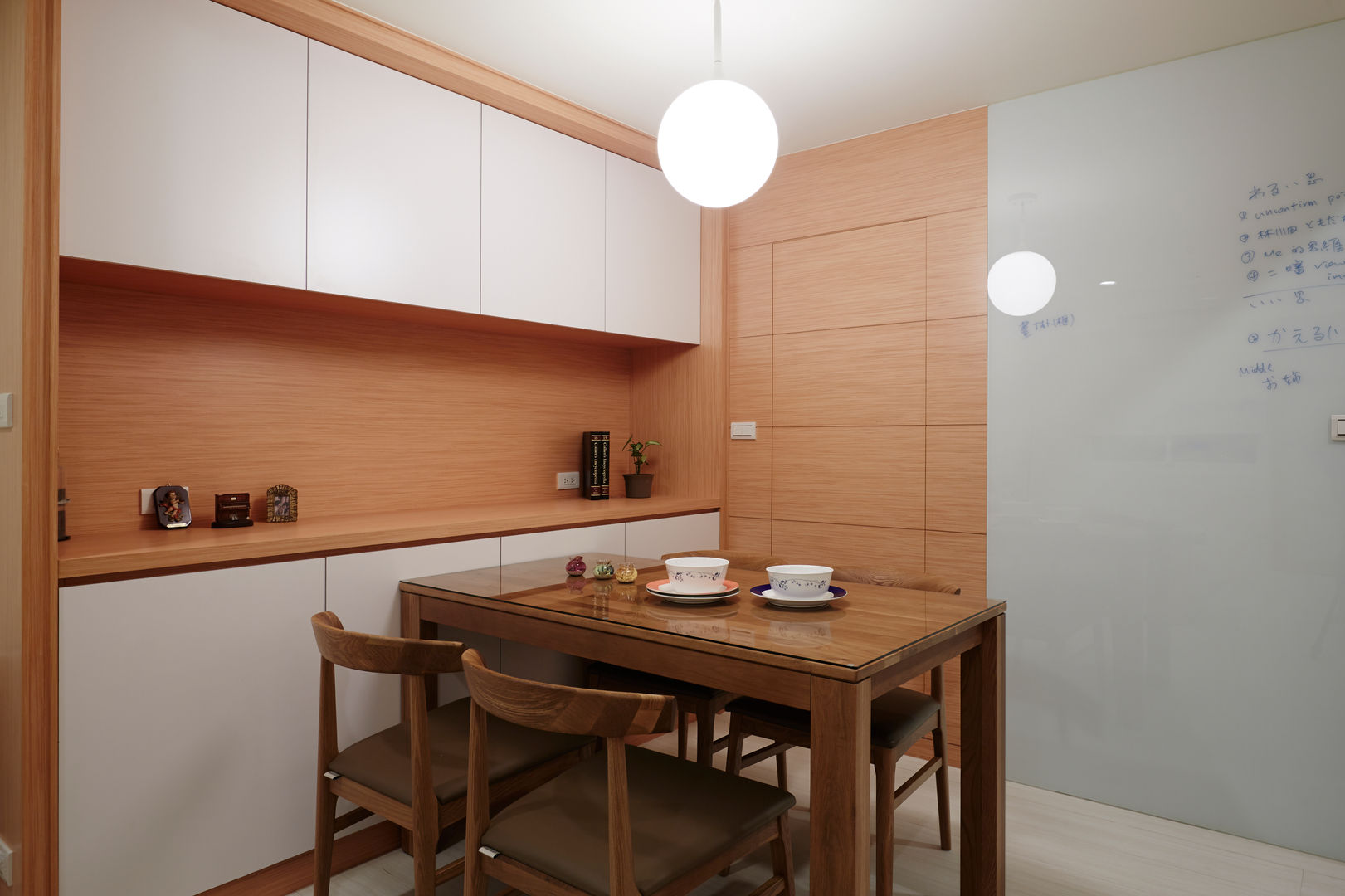 餐廳後的衛生間也是遮擋起來比較清爽 弘悅國際室內裝修有限公司 Asian style dining room Wood Wood effect