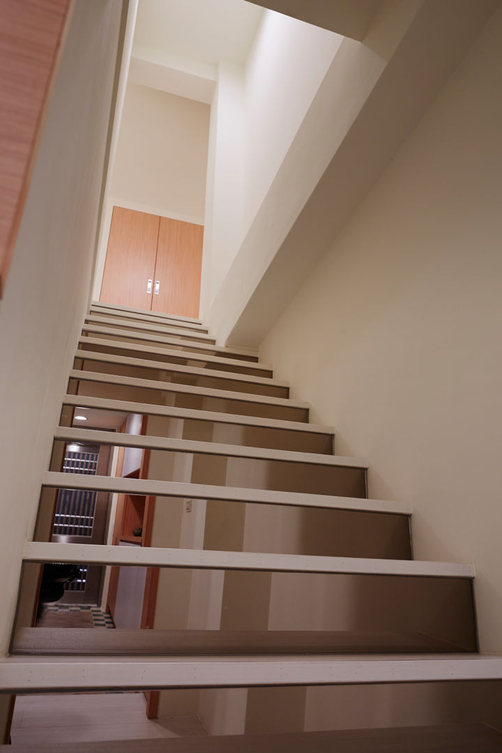 homify Pasillos, hall y escaleras asiáticos Vidrio