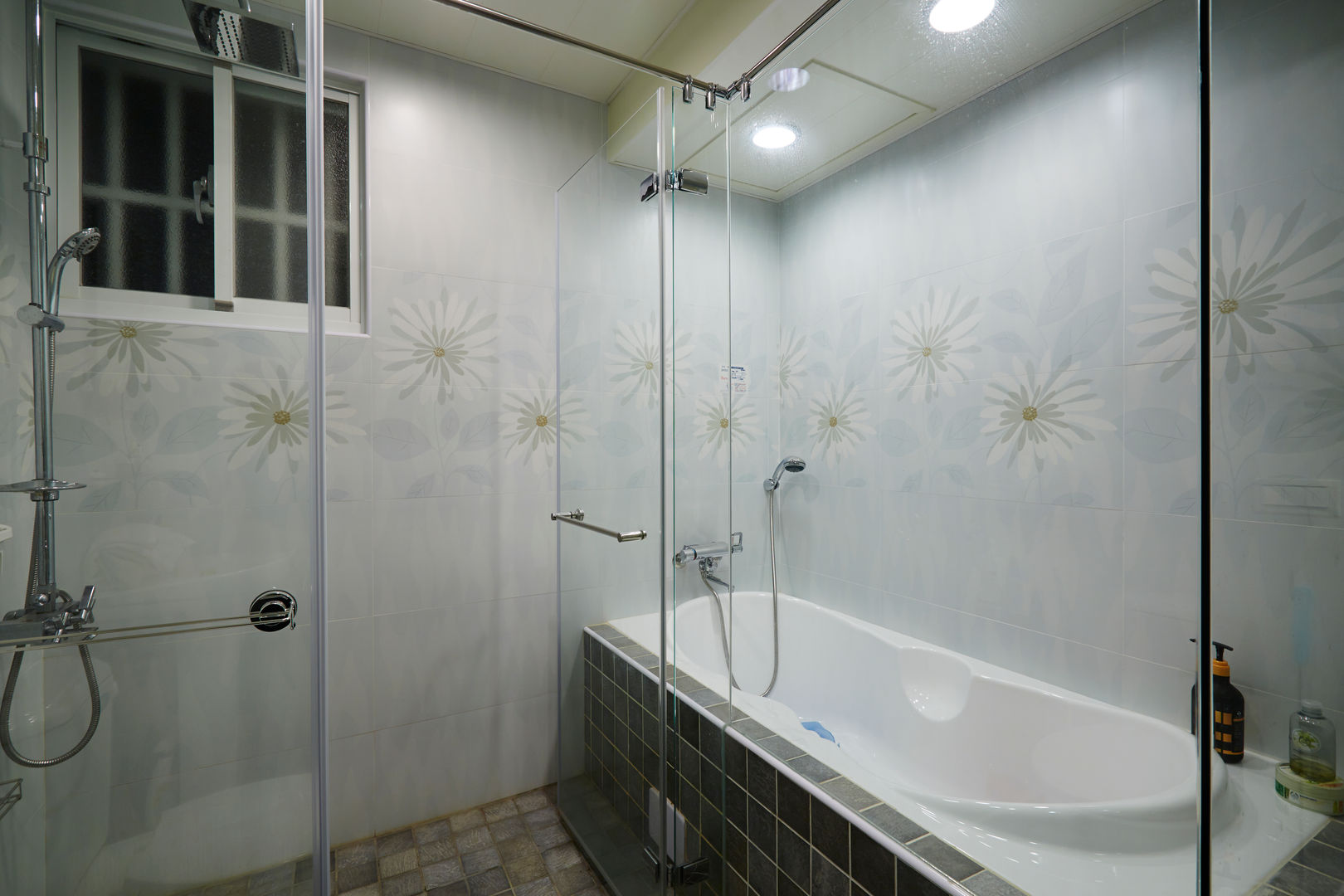 浴缸的入口方向必須要注意，安全很重要 homify Modern bathroom Tiles