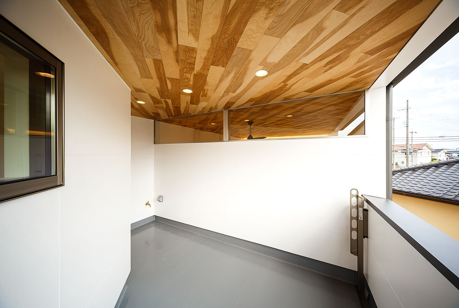 haus-duo 一級建築士事務所haus 北欧デザインの テラス 木 木目調 ベランダ,バルコニー,物干し,天井