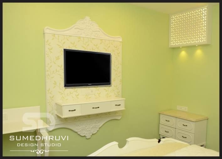 Parent's Room T.V. Unit SUMEDHRUVI DESIGN STUDIO Classic style bedroom