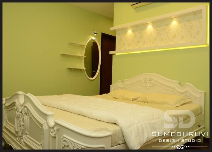 Bed with Highlighted Niche and Dressign SUMEDHRUVI DESIGN STUDIO Classic style bedroom