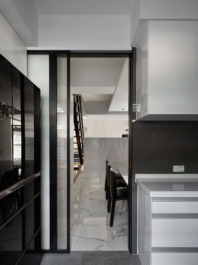 Movable slide doors reduces precious space between dining room and kitchen. 大集國際室內裝修設計工程有限公司 Modern kitchen