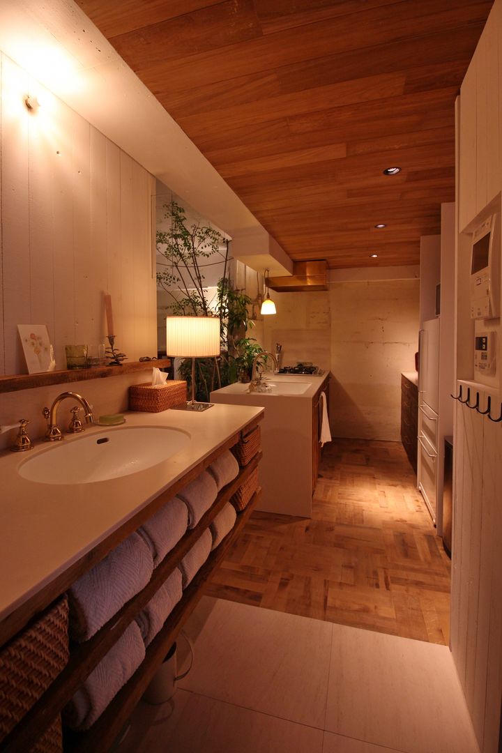 Apartment in tamagawa, Mimasis Design／ミメイシス デザイン Mimasis Design／ミメイシス デザイン Rustic style bathroom Wood Wood effect