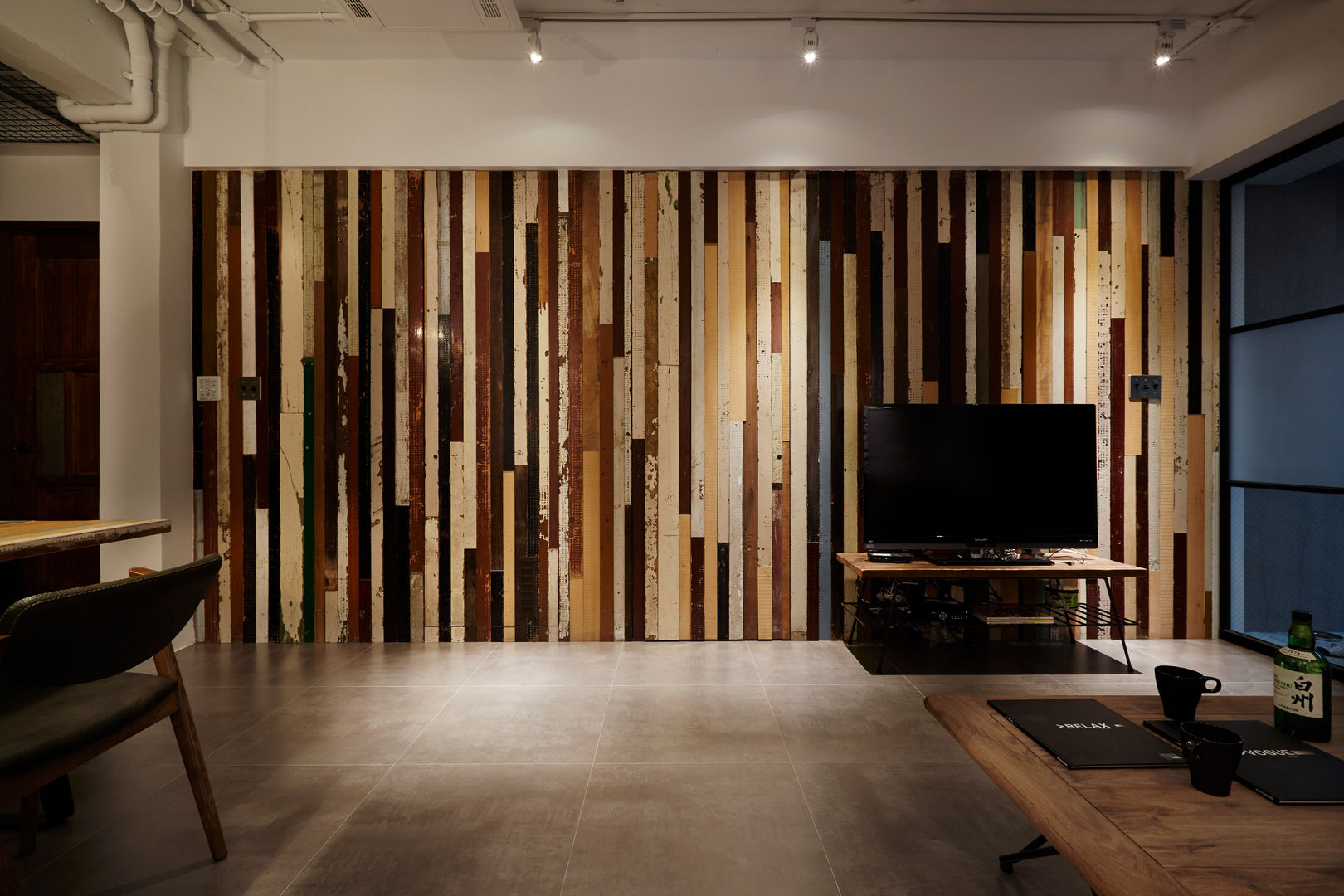 homify Salas de estilo industrial Madera maciza Multicolor