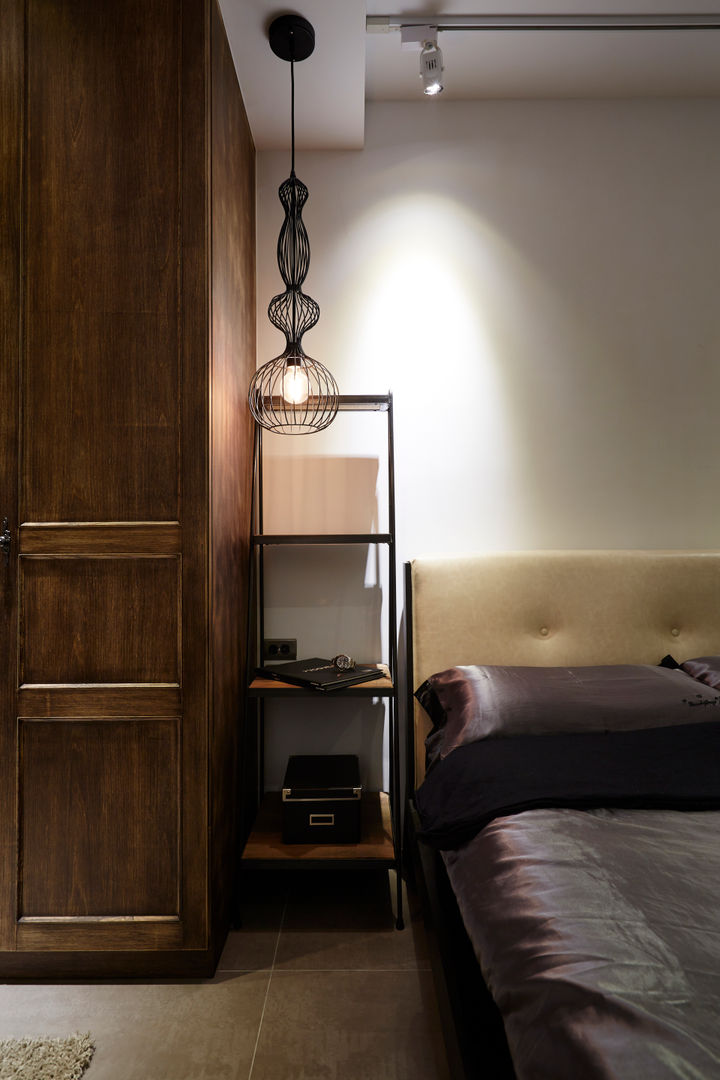 簡單的床邊吊燈搭配刻意挑選的床邊桌，減少匠氣營造隨意的氛圍 homify Industrial style bedroom Aluminium/Zinc Lighting
